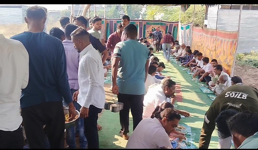 गरजवंत निराश्रीताना कपडे ब्लॅकेट वाटुन  केली गाडगेबाबाची पुण्यतीथी साजरी. तर सौ छायाताई नंदकिशोर कौसकार यांचे निवासस्थानी हजारो लोकानी  घेतला महाप्रसादाचा लाभ